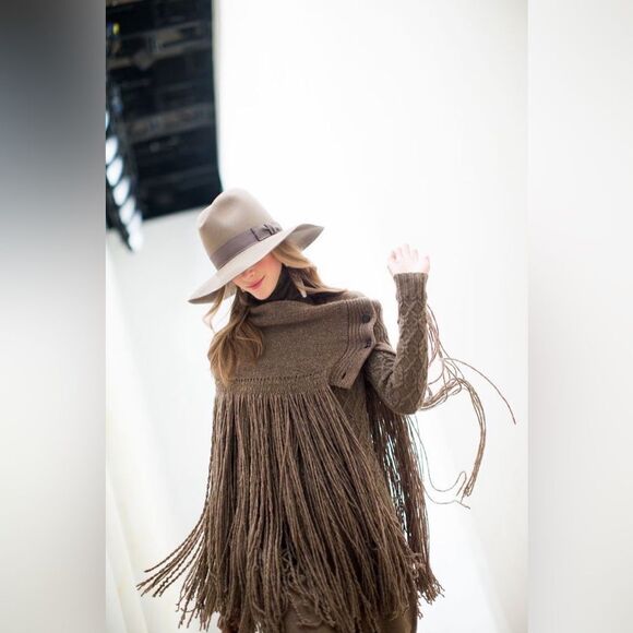 Ralph Lauren Collection Fall 2015 Runway
Taupe Cashmere Fringed Scarf Shawl - Picture 15 of 16
